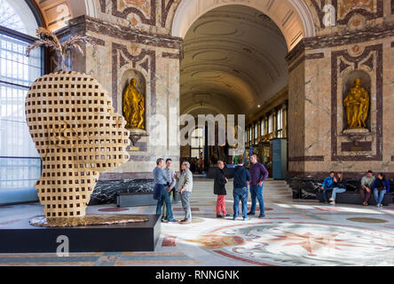 Scultura in legno da Aimé Mpané nel AfricaMuseum / Museo Reale per l'Africa Centrale, etnografia e il museo di storia naturale, Tervuren, Belgio Foto Stock