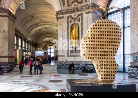 Scultura in legno da Aimé Mpané nel AfricaMuseum / Museo Reale per l'Africa Centrale, etnografia e il museo di storia naturale, Tervuren, Belgio Foto Stock