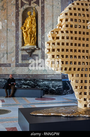 Scultura in legno da Aimé Mpané nel AfricaMuseum / Museo Reale per l'Africa Centrale, etnografia e il museo di storia naturale, Tervuren, Belgio Foto Stock