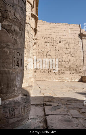 A Luxor Egitto - 16 Aprile 2008: il tempio funerario di Ramses II nel sito archeologico di Medinet Habu, Luxor, Egitto Foto Stock