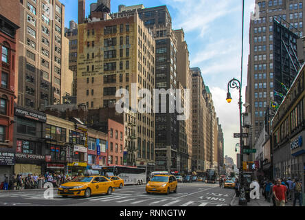 New York, Stati Uniti d'America - 12 Giugno 2014: la strada principale della città di New York Broadway Foto Stock