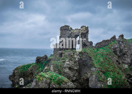 Le rovine del castello sulla testa Kinbane sulla costa dell' Irlanda del Nord Foto Stock