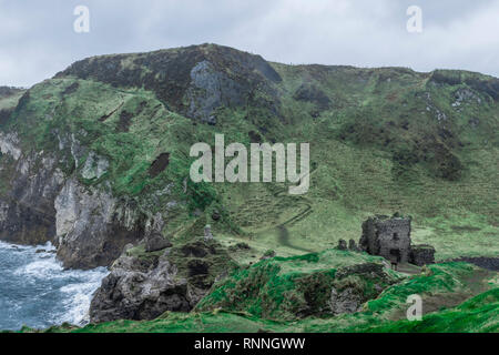 Le rovine del castello sulla testa Kinbane sulla costa dell' Irlanda del Nord Foto Stock