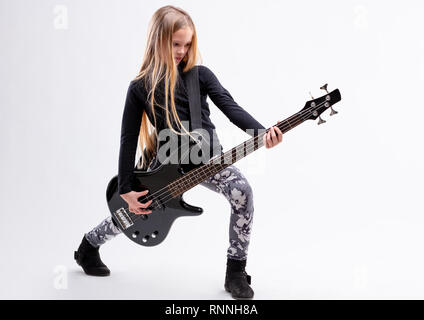 Bionda dai capelli lunghi ragazza è una chitarra basso metallo o hard rock player Foto Stock