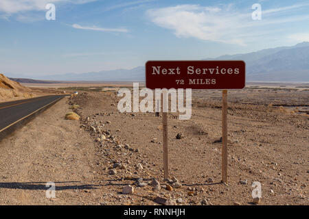 Un 'Avanti Servizi 72 miglia' firmare all'inizio della strada che conduce da Forno Creek a Badwater, Parco Nazionale della Valle della Morte, California, Stati Uniti d'America. Foto Stock