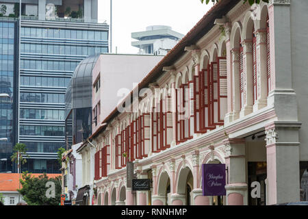 Era Coloniale vs. Era moderna architettura, Singapore. Foto Stock