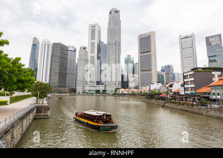Il fiume Singapore Water Taxi Boat Quay sulla destra, il quartiere finanziario di background, Singapore. Foto Stock