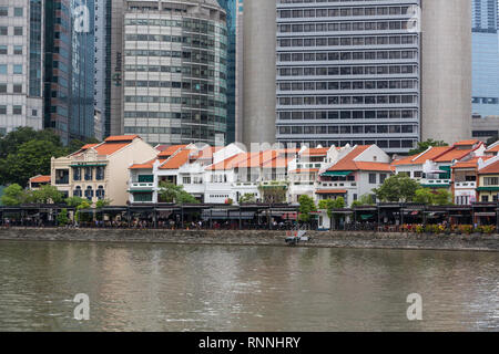 Il Fiume Singapore e Boat Quay, ex Shop ora ospita ristoranti e bar. Gli edifici del quartiere finanziario in background. Singapore. Foto Stock