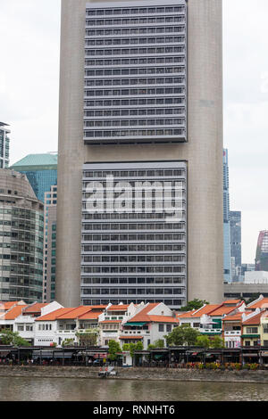 Il Fiume Singapore e Boat Quay, ex Shop ora ospita ristoranti e bar. OCBC Bank Building, il Quartiere Finanziario in background. Singapore. Foto Stock