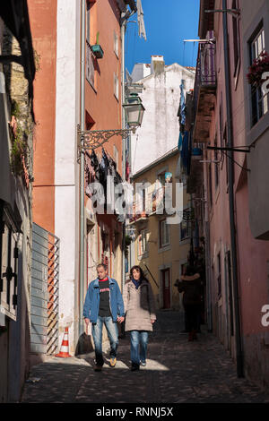 Rua do Espirito Santo, Bairro do Castelo, Lisbona, Portogallo Foto Stock