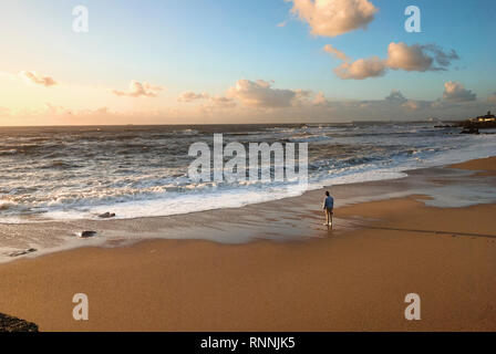 Lonely Man pensando alla frontiera dell'oceano Foto Stock