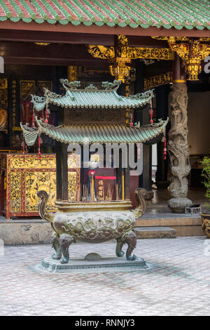 Bastoncini di incenso bruciare nel cortile di Thian Hock Keng Tempio Taoista, Singapore. Foto Stock