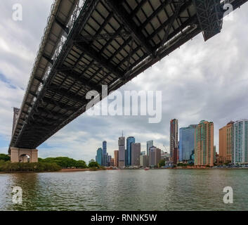 Vela sotto il Ponte Story - storico ponte a sbalzo verso il CBD di Brisbane skyline Foto Stock