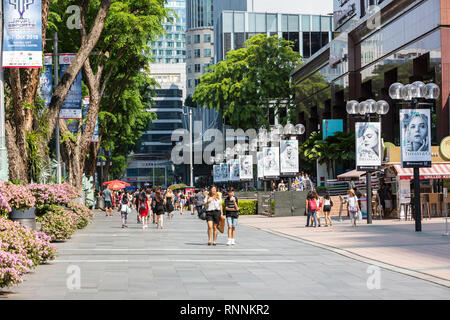 Di Singapore, Orchard Road Street scene con pedoni. Foto Stock