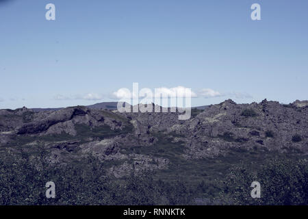 Vista di Akureyri da tutta Ejjafjorour fiordo Nord Islanda Europa.Kalfastrond affioramenti di roccia nel Lago Myvatn . Foto Stock