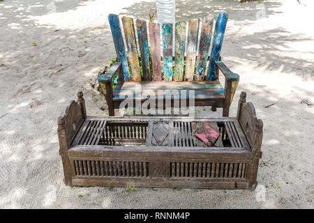 Posti a sedere in legno gruppi sulla spiaggia di Gili Trawangan, Indonesia. Foto Stock