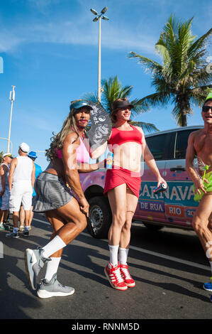 RIO DE JANEIRO - Febbraio 11, 2017: Brasiliano uomini festeggia il Carnevale vestito in parrucche e donna abiti atletico in corrispondenza di una parte della strada a Ipanema. Foto Stock