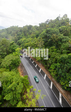 Vista aerea della strada andando oltre la gamma di Kuranda attraverso la foresta pluviale tropicale in un giorno di pioggia, Cairns, estremo Nord Queensland, FNQ, QLD, Australia Foto Stock