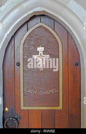 La porta alla cappella della Madonna nella chiesa parrocchiale della Santissima Trinità e tutti i santi a Winterton-on-Sea, Norfolk, Inghilterra, Regno Unito, Europa. Foto Stock