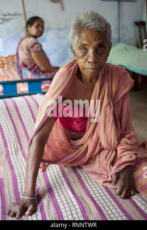 Eldry persone che hanno effettuato dalla lebbra vivono togather in una vecchia casa di cura in Bankura Foto Stock