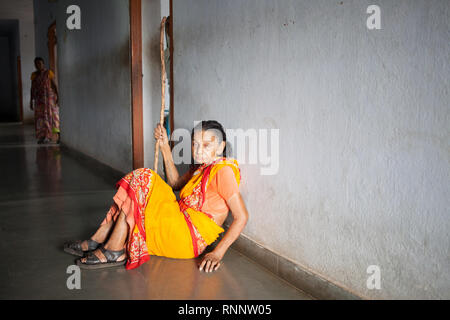 Eldry persone che hanno effettuato dalla lebbra vivono togather in una vecchia casa di cura in Bankura Foto Stock