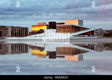 OSLO, Norvegia - JUNY 1: Nazionale Oslo Opera House brilla all alba Juny 1, 2014. Oslo Opera House è stato inaugurato il 12 aprile 2008 a Oslo, Norvegia Foto Stock