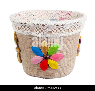 Pasqua nido artigianali realizzati dalla corda e semi di zucca. Isolato su bianco studio shot macro Foto Stock