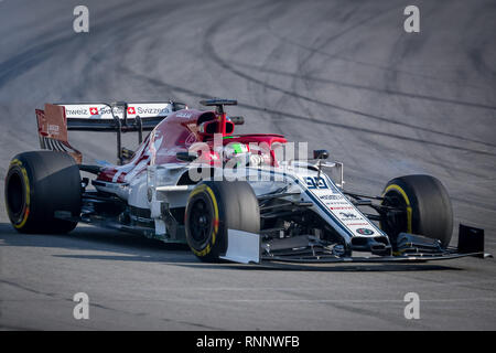 Al Montmelò di Barcellona, in Catalogna, Spagna. 19 Feb, 2019. Circuito Barcelona-Catalunya, Montmelo, Catalogna, Spagna - 19/02/2018: Antonio Giovinazzi di Alfa Romeo Racing il whit la nuova C38 auto durante il secondo viaggio di test F1 giorni nel circuito di Montmelò. Credito: Javier Martinez de la Puente SOPA/images/ZUMA filo/Alamy Live News Foto Stock