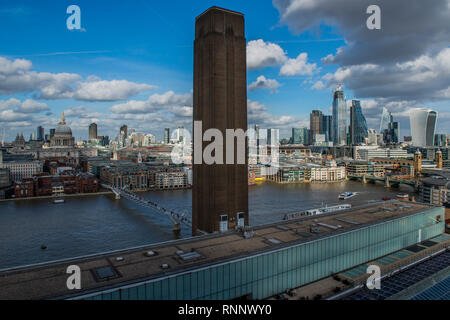 Londra, Regno Unito. 19 Feb, 2019. Lo skyline della città dalla terrazza dell'edificio Blavatnik della Tate Modern. Credito: Guy Bell/Alamy Live News Foto Stock