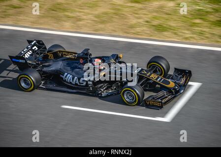 Barcellona, Spagna. 19 Febbraio 2019: Kevin Magnussen (DEN) da team Haas unità nella sua nella sua VF-19 durante il giorno due di Formula Uno dei test invernali sul Circuito de Catalunya Foto Stock