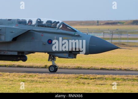 Tre Panavia Tornado GR4 jet da combattimento hanno iniziato il loro viaggio di commiato il Regno Unito prima del veterano aeromobile andando al di fuori del servizio con la RAF. Gli equipaggi accusare gli appassionati sul recinto come essi taxi di ritorno Foto Stock