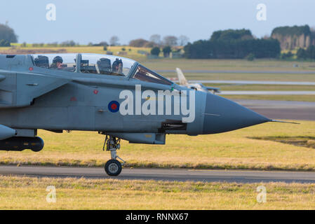 Tre Panavia Tornado GR4 jet da combattimento hanno iniziato il loro viaggio di commiato il Regno Unito prima del veterano aeromobile andando al di fuori del servizio con la RAF. Gli equipaggi accusare gli appassionati sul recinto come essi taxi di ritorno Foto Stock