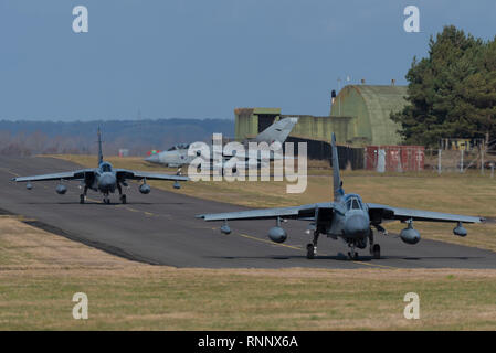 Tre Panavia Tornado GR4 jet da combattimento hanno iniziato il loro viaggio di commiato il Regno Unito prima del veterano aeromobile andando al di fuori del servizio con la RAF. Qui sono in rullaggio fuori dal loro albero racchiusi squadron area Foto Stock