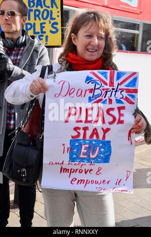 Londra, Regno Unito. 19 Feb, 2019. Un cittadino tedesco implora per i britannici di soggiorno nell'UE.Pro protesta UE,Case del Parlamento,Westminster,London.UK Credit: Michael melia/Alamy Live News Foto Stock