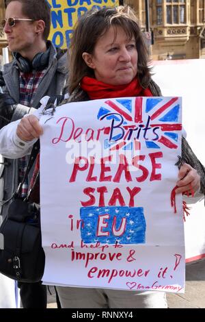 Londra, Regno Unito. 19 Feb, 2019. Un cittadino tedesco implora per i britannici di soggiorno nell'UE.Pro protesta UE,Case del Parlamento,Westminster,London.UK Credit: Michael melia/Alamy Live News Foto Stock