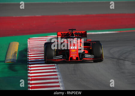 Barcellona, Spagna. 19 Feb, 2019. Charles Leclerc di Monaco alla guida della (16) La Scuderia Ferrari SF90 sulla via durante il giorno due di F1 Test invernali del credito: Marco Canoniero/Alamy Live News Foto Stock