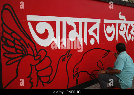 Dacca in Bangladesh. Xx Febbraio 2019. Un artista vernice su una parete di strada vicino a Central Shaheed Miner come parte della preparazione a celebrare Internazionale Lingua Madre giorno il 21 febbraio. Credito: MD Mehedi Hasan/ZUMA filo/Alamy Live News Foto Stock