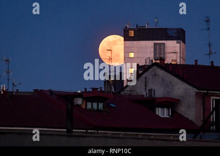 Milano, Italia. 19 Feb, 2019. Foto di Claudio Furlan LaPresse 19-02-2019 Milano ( Italia ) Cronaca Luna piena detta superluna fotografata dal quartiere Garibaldi Credito: LaPresse/Alamy Live News Foto Stock
