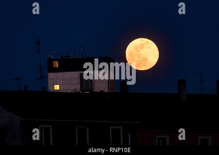 Milano, Italia. 19 Feb, 2019. Foto di Claudio Furlan LaPresse 19-02-2019 Milano ( Italia ) Cronaca Luna piena detta superluna fotografata dal quartiere Garibaldi Credito: LaPresse/Alamy Live News Foto Stock