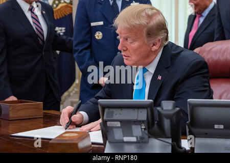 Washington DC, Stati Uniti d'America . 19 Feb, 2019. Il Presidente degli Stati Uniti, Donald Trump segni la politica spaziale Direttiva 4 nell'Ufficio Ovale della Casa Bianca di Washington il 19 febbraio 2019. La politica della direttiva è il passo successivo per stabilire la forza di spazio, un nuovo ramo militare. Credito: Alex Edelman/CNP | Utilizzo di credito in tutto il mondo: dpa picture alliance/Alamy Live News Foto Stock