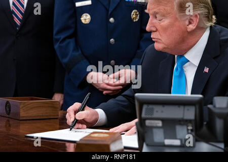 Washington DC, Stati Uniti d'America . 19 Feb, 2019. Il Presidente degli Stati Uniti, Donald Trump segni la politica spaziale Direttiva 4 nell'Ufficio Ovale della Casa Bianca di Washington il 19 febbraio 2019. La politica della direttiva è il passo successivo per stabilire la forza di spazio, un nuovo ramo militare. Credito: Alex Edelman/CNP | Utilizzo di credito in tutto il mondo: dpa picture alliance/Alamy Live News Foto Stock