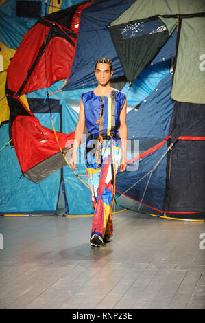 Londra, Regno Unito. 19 Feb, 2019. Un modello visto involucro mostra un design durante il Betania Williams, sfilata presso la London Fashion Week al 180 The Strand, Londra. Credito: Terry Scott/SOPA Immagini/ZUMA filo/Alamy Live News Foto Stock