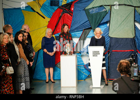 Camilla Duchessa di Cornovaglia frequentare eventi moda e attribuzione di designer di moda Betania Williams con un Queens Award durante la London Fashion Week presso British Fashion Council Visualizza spazio venue, Strand 180. Prima fila gli ospiti tra cui Edward Enninful, CarolineRush e Dylan Jones. 2019 Foto Stock