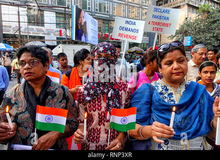 Kolkata, West Bengal, India. 19 Feb, 2019. La donna vede portando candele accese e bandiere indiano durante la raccolta di fronte al British Council & UNICEF Bengala occidentale ufficio con una richiesta di dichiarare il Pakistan come uno stato terrorista e anche di prendere provvedimenti contro gli autori di attacchi terroristici dopo l attacco di Pulwama. Credito: Avishek Das/SOPA Immagini/ZUMA filo/Alamy Live News Foto Stock