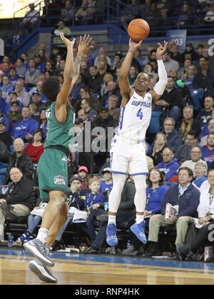 Amherst, New York, Stati Uniti d'America. 19 feb 2019. Buffalo Bulls guard Davonta Jordan (4) spara per tre del suo gioco ad alta 26 punti durante la prima metà del gioco nella NCAA pallacanestro tra la Ohio Bobcats e Buffalo tori a Alumni Arena in Amherst, N.Y. Buffalo impostare un team nuovo record di punteggio sconfiggendo Ohio 114-67. (Nicholas T. LoVerde/Cal Sport Media) Credito: Cal Sport Media/Alamy Live News Foto Stock