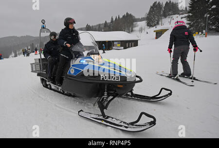 Feldberg, Germania. 07 feb 2019. Funzionario di polizia Anton Rebholz (l) e il suo collega Bianca Feldheim (r) sono seduto su una polizia motoslitta sulla pista da sci al sollevamento Grafenmatt. Sui 1493 metri di un alto monte Feldberg nella Foresta Nera si erge la più alta stazione di polizia in Germania. È occupata solo in inverno. (A DPA-Korr: "Pisten presenza invece della grande città di quartiere - polizia quotidiana vita sul Monte Feldberg") Credito: Patrick Seeger/dpa/Alamy Live News Foto Stock