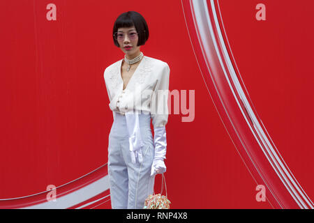 Londra, UK, 19 febbraio , 2019. I seguaci della moda convocare sullo Strand (central London) esterno dove la London Fashion Week si svolge. Credito: Paolo Iwala/Alamy Live News Foto Stock