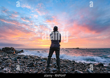 Mousehole, Cornwall, Regno Unito. Xx Febbraio 2019. Regno Unito Meteo. Sunrise guardando fuori attraverso il mare a mounts bay da Mousehole questa mattina. Credito: Simon Maycock/Alamy Live News Foto Stock