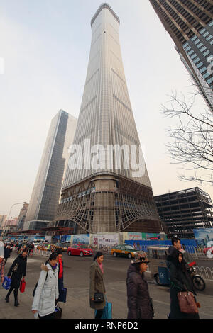 Pechino, Cina. 7 Mar, 2018. Il traffico e i pedoni passano attraverso una massiccia costruzione sito che presenta sei nuovi grattacieli in costruzione nel centro cittadino di Pechino il 7 marzo 2018. Cina, uno dei più grandi del mondo di produttori di acciaio dovuto alla sua costruzione in corso del braccio, dice che funziona con altri paesi per contrastare gli effetti delle nuove tariffe sull'acciaio da U.S. Presidente Donald Trump. Credito: Todd Lee/ZUMA filo/ZUMAPRESS.com/Alamy Live News Foto Stock