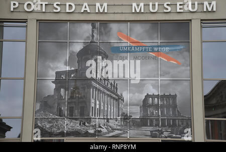 Potsdam, Germania. Xx Febbraio 2019. Una foto di grandi dimensioni annuncia al museo per la mostra speciale "Percorsi impugnata della modernità. Storie da Potsdam Babelsberg e 1914-1945". La mostra si terrà dal 23 febbraio al 23 giugno 2019. Credito: Bernd Settnik/dpa-Zentralbild/dpa/Alamy Live News Foto Stock